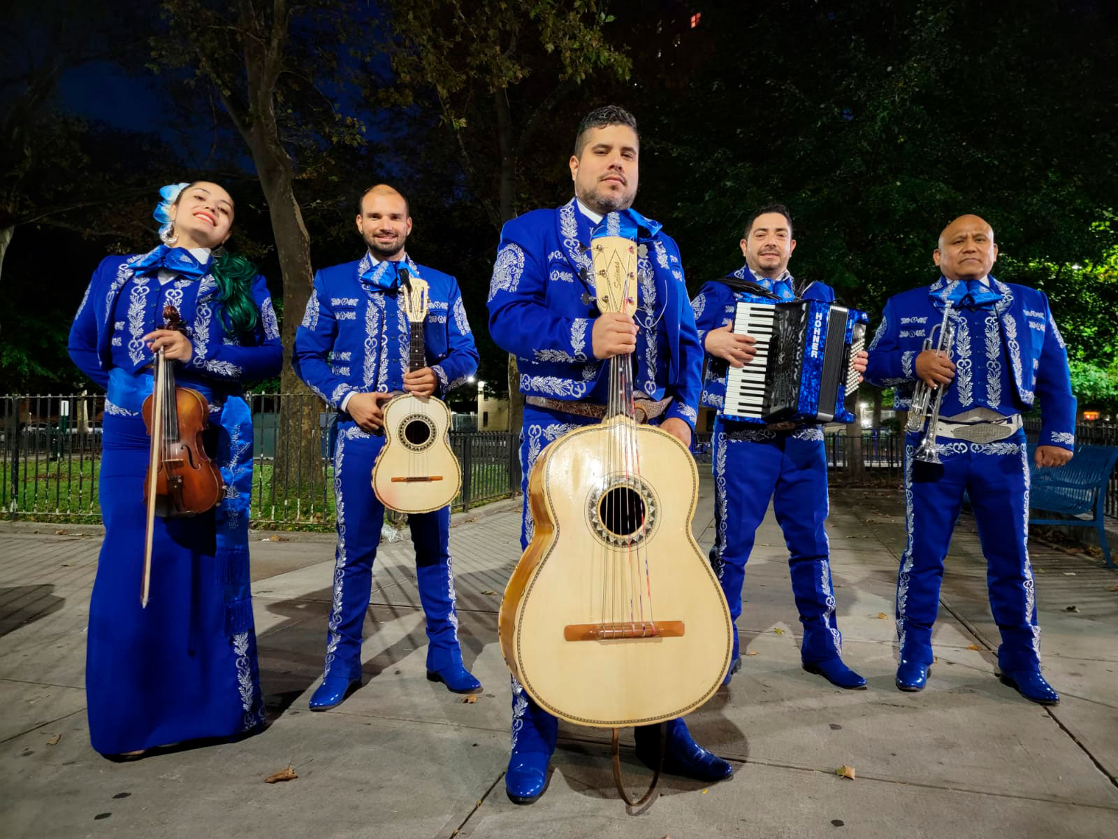 Grupo de 5 mariachis
